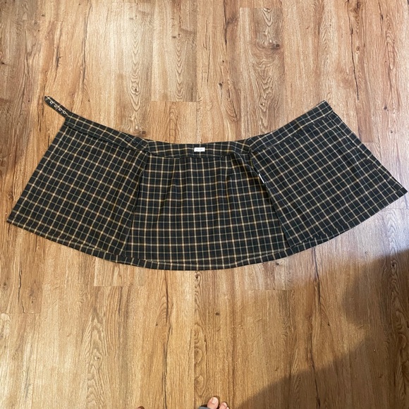 Brandy Melville Green Plaid Skirt - Picture 3 of 7